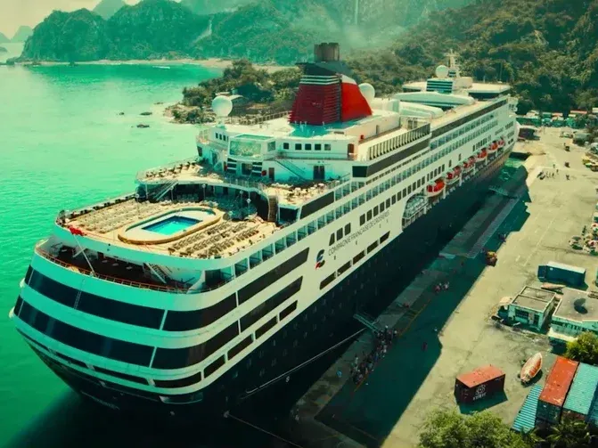 Con tàu du lịch Compagnie Française de Croisières - bối cảnh chính của phim
