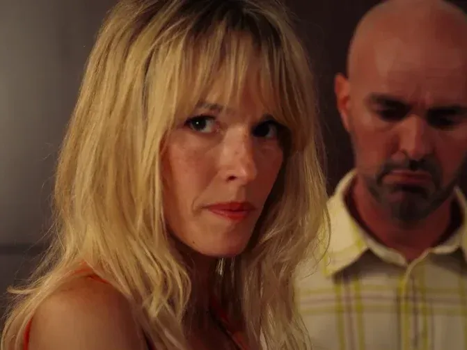 Tess (Élodie Fontan) và Stéphane (Julien Arruti)