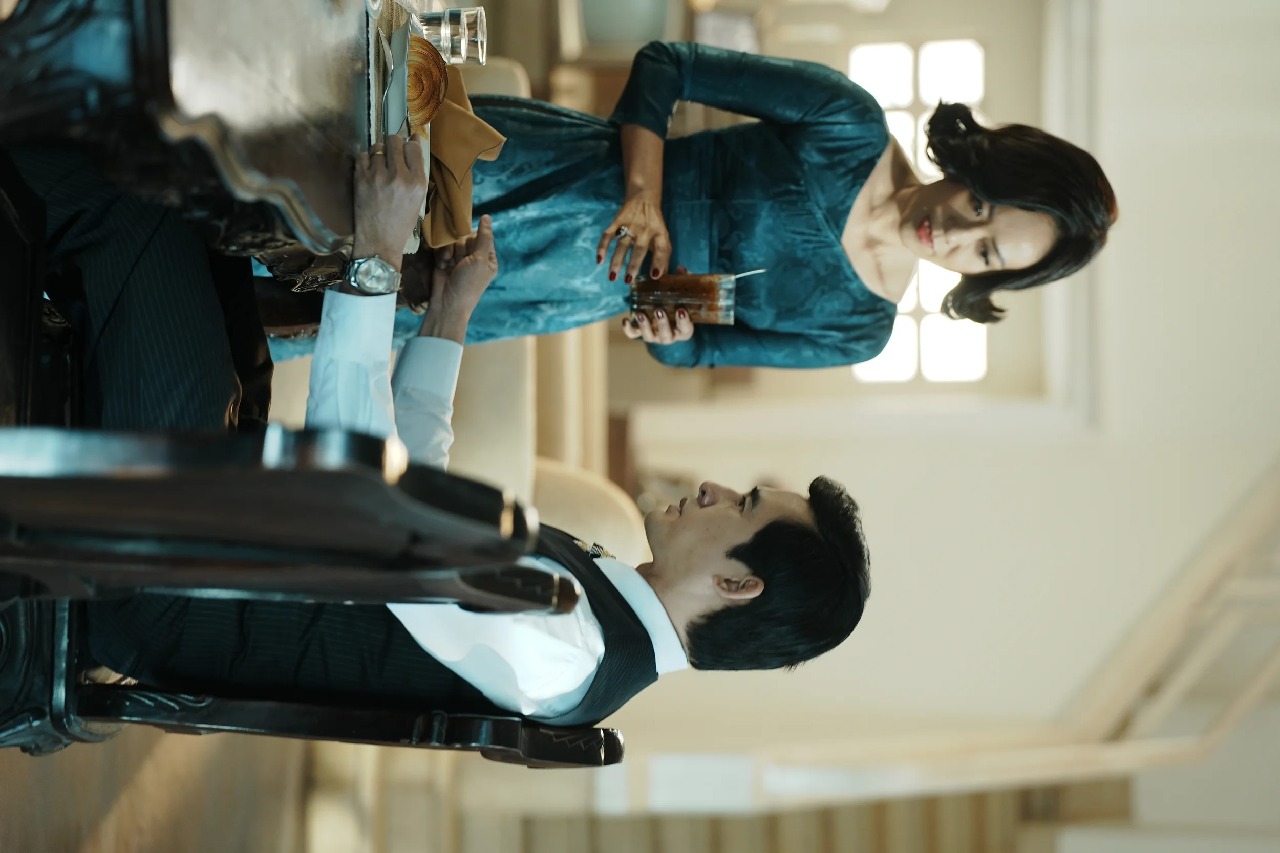 Madame Sắc cùng người đàn ông của mình là Bá Dũng trong phim Mesdames Thanh Sắc