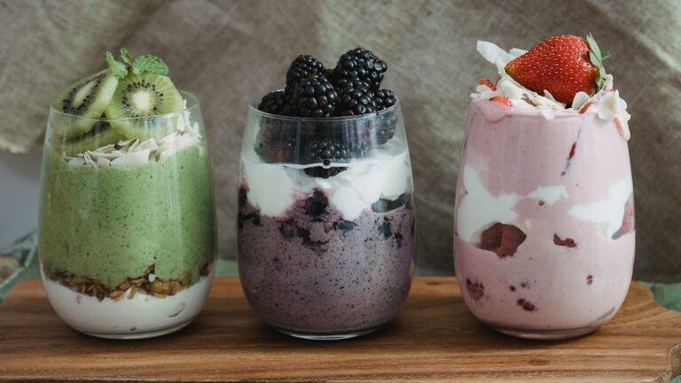 7 công thức yogurt parfait sáng tạo để bắt đầu ngày mới