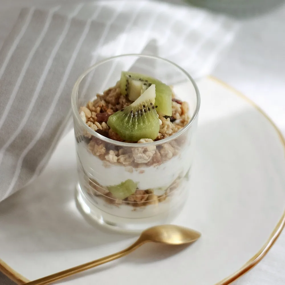 Bữa sáng với Yogurt parfait hạt óc chó&nbsp;, kiwi