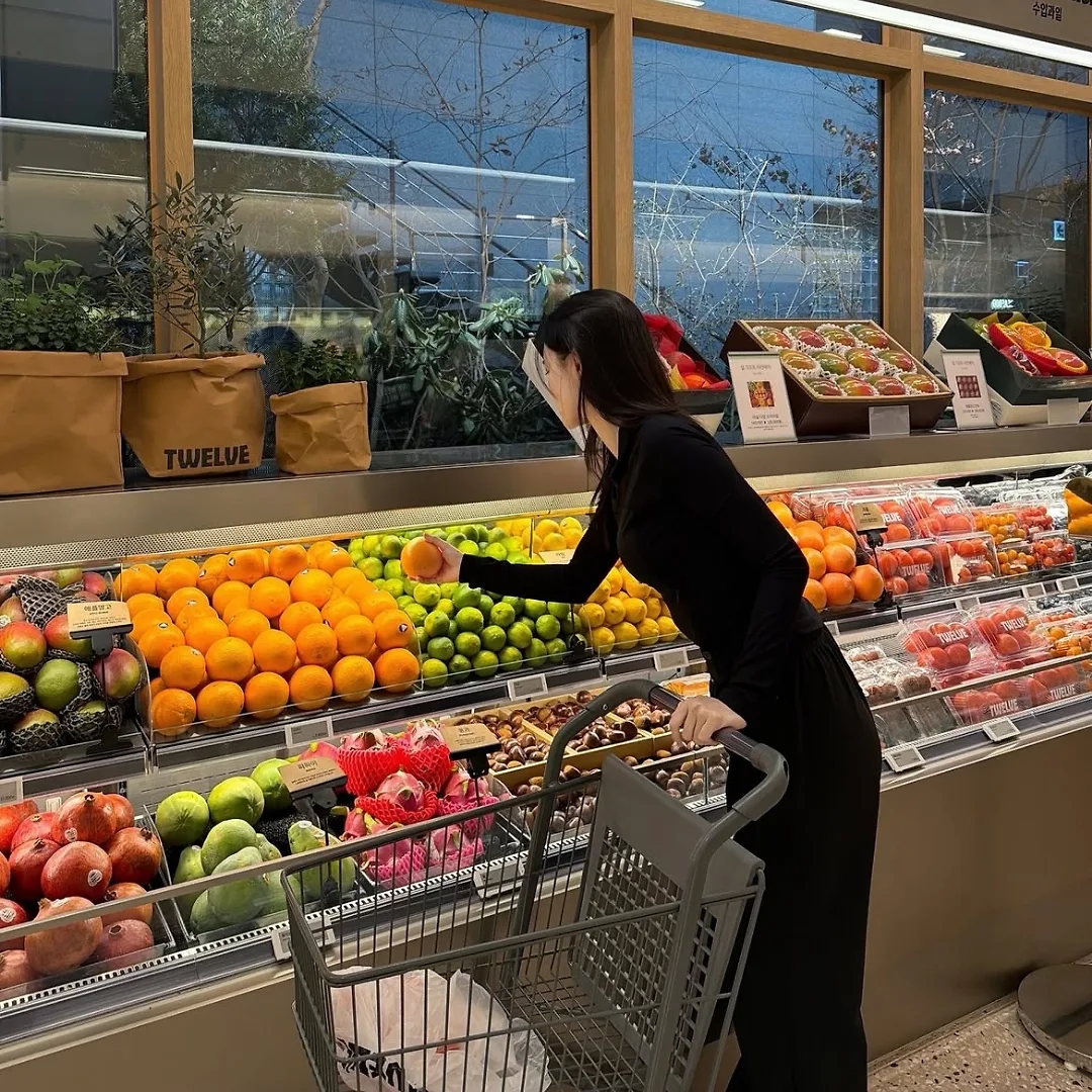 cô gái đang lựa thực phẩm trong siêu thị