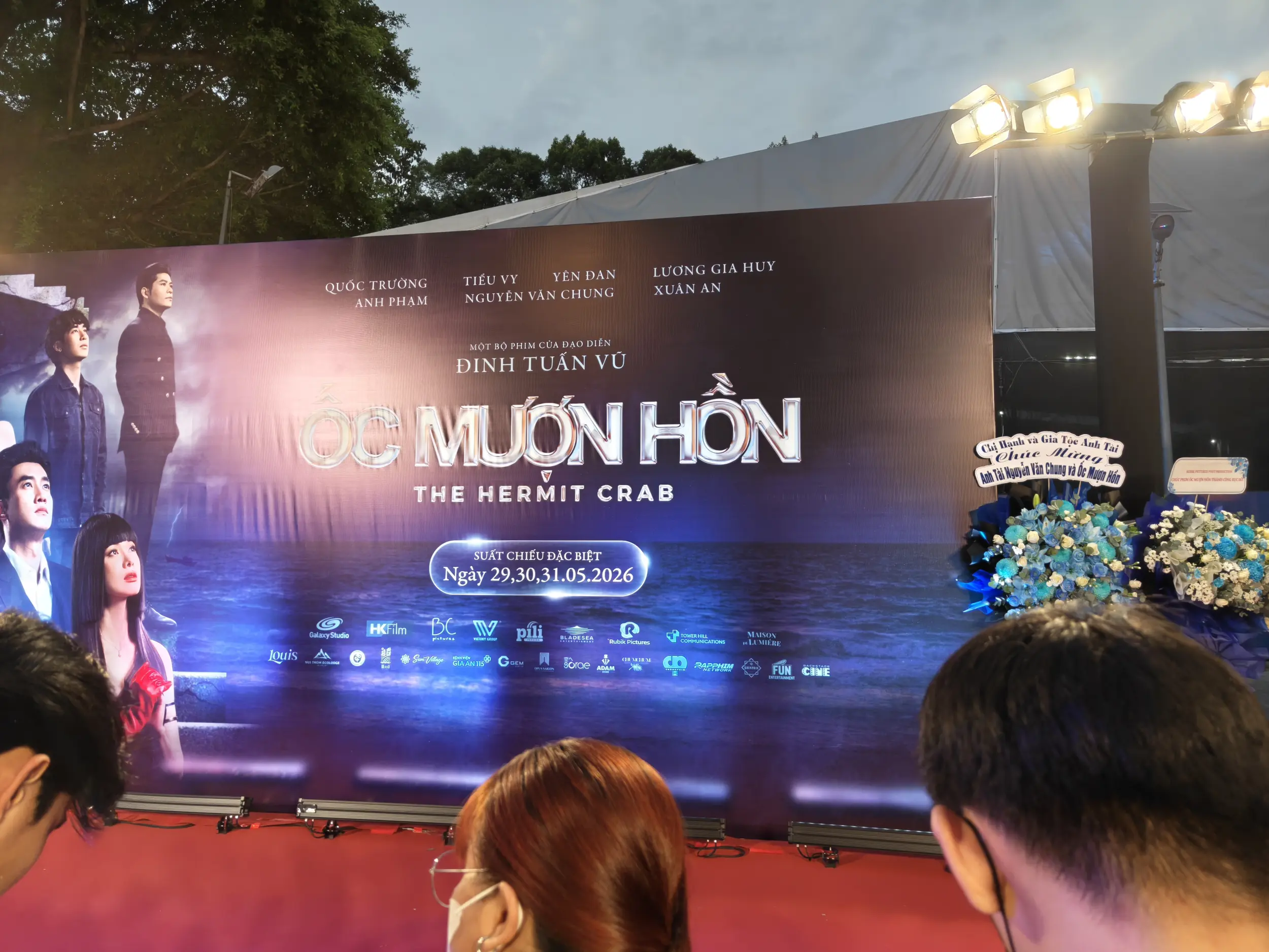 Ai cũng tranh thủ chụp một tấm bên poster phim