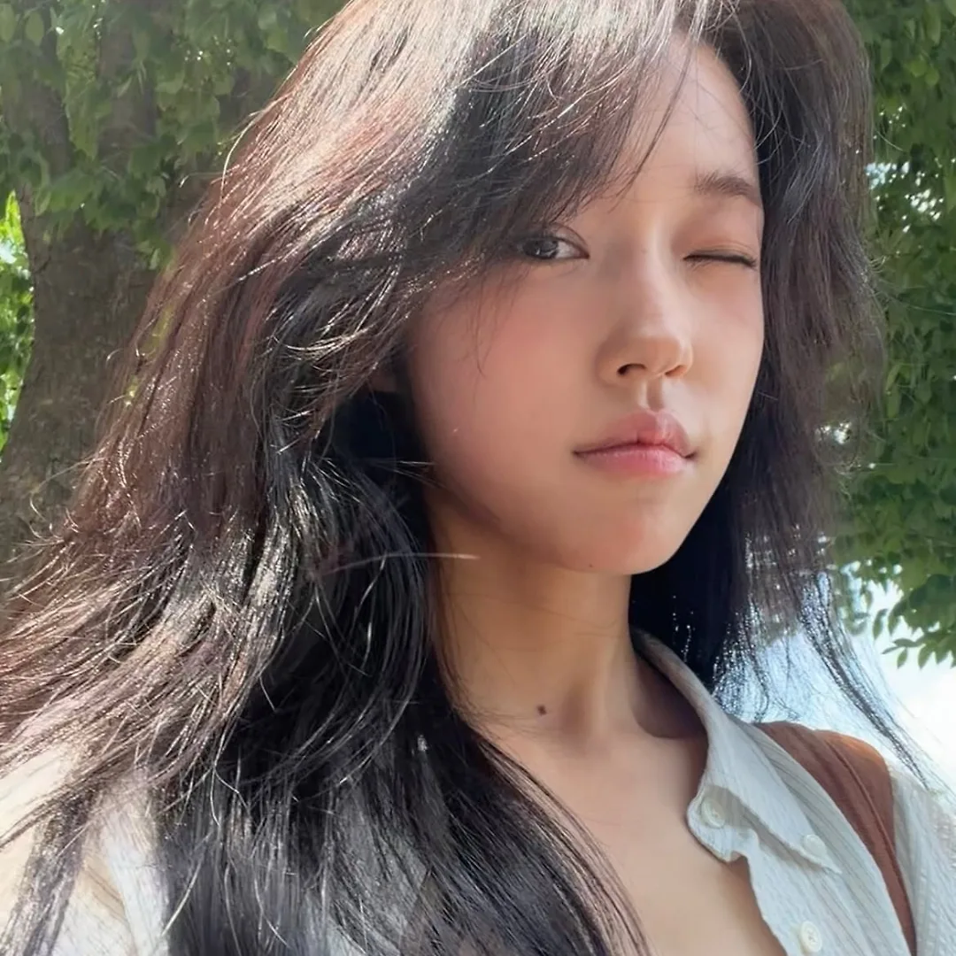 Phong cách trang điểm nhẹ nhàng tôn lên đường nét gương mặt của Roh Yoon Seo