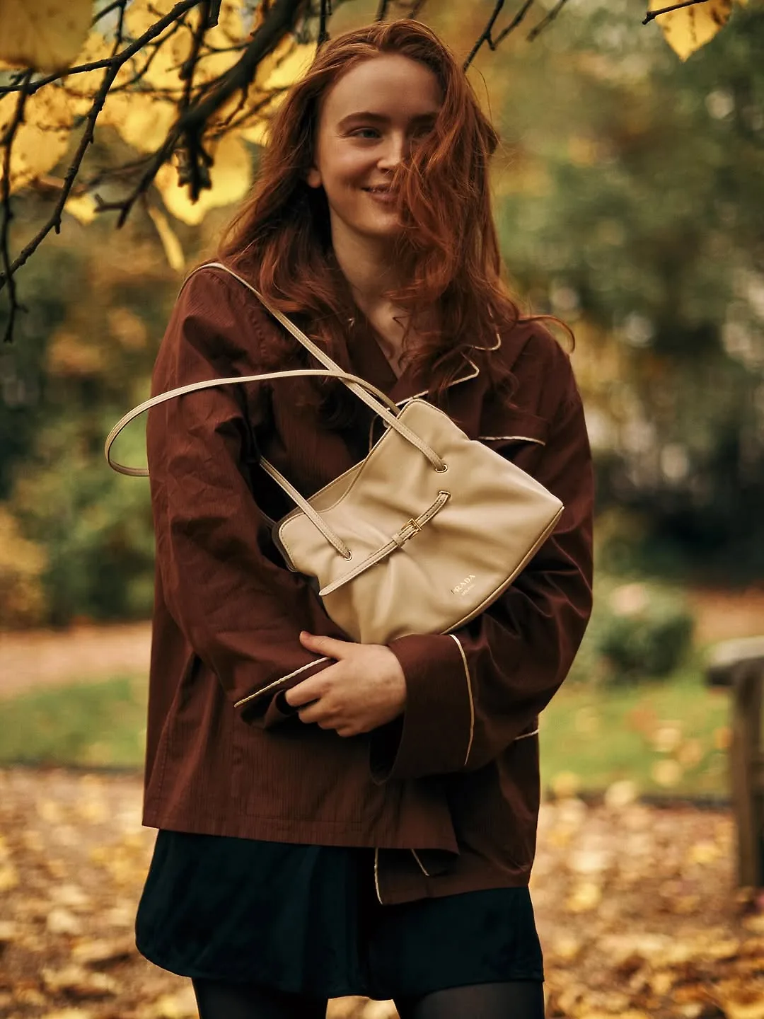 Sadie Sink xuất hiện trong chiến dịch Thu/Đông của thương hiệu, mang theo chiếc túi Prada Dada