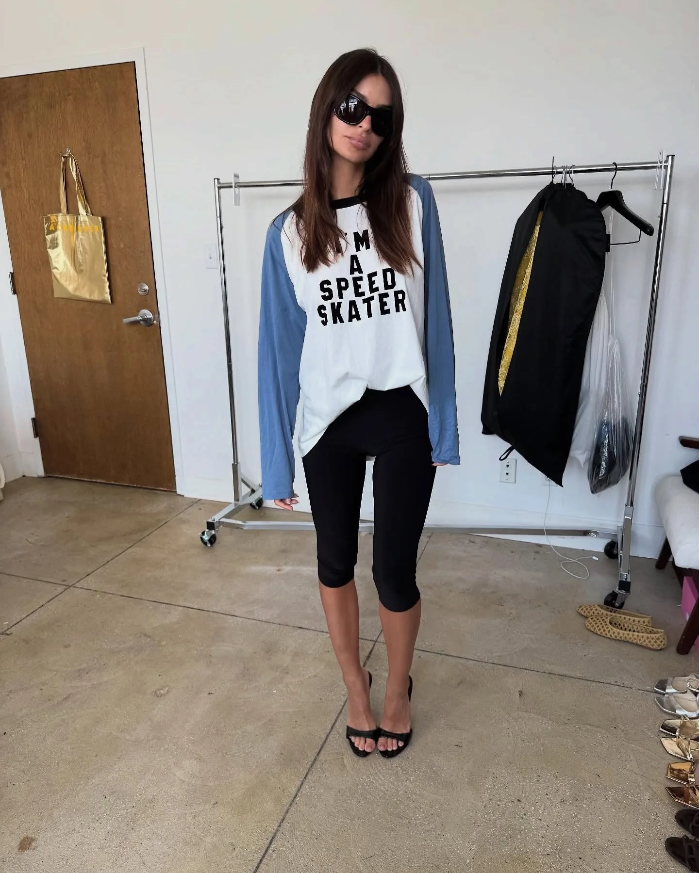 Học hỏi Emily Ratajkowski kết hợp quần capri và áo thun thay dài để ứng dụng vào cuộc sống thường ngày. 
