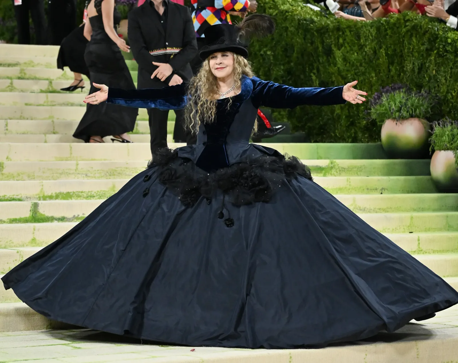 **Stevie Nicks diện thiết kế đặt riêng do John Galliano sáng tạo cho Zara tại Met Gala 2026.
