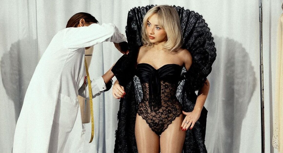 Tủ đồ của Sabrina Carpenter tại Coachella 2026: Dior phủ sóng thước phim thời trang “Sabrinawood”