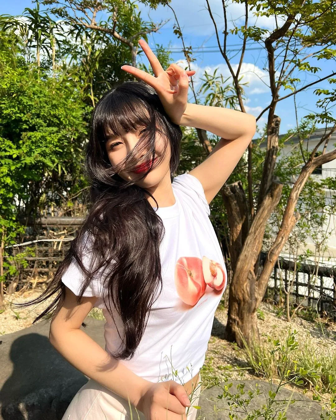 cô gái chụp ảnh dưới nắng