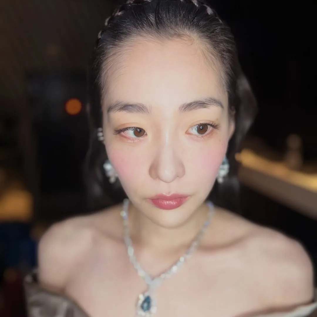 Tổng thể phong cách trang điểm tối giản nhưng cuốn hút của Kim Min Ha tại lễ trao giải Rồng Xanh