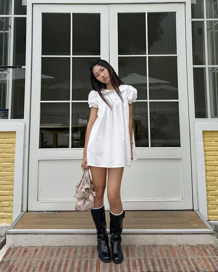 Váy ngủ kết hợp cá tính cùng boots.