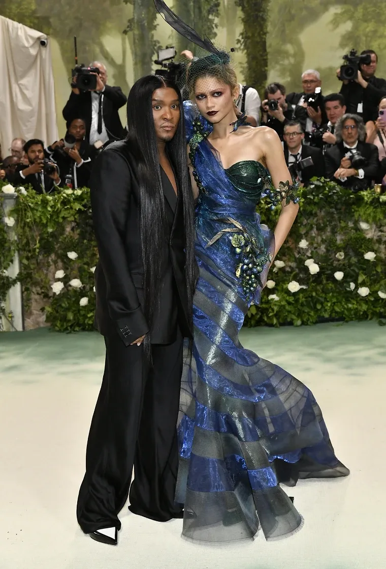 Law Roach và Zendaya đã đồng hành cùng nhau hơn một thập kỷ, tạo nên một trong những mối quan hệ stylist – nghệ sĩ có ảnh hưởng nhất của thời trang đương đại.